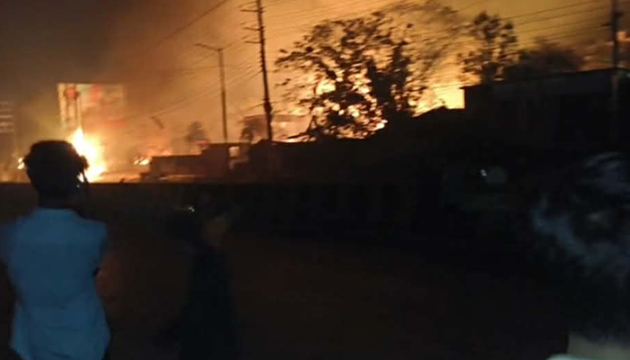 কক্সবাজারে এলপি গ্যাস পাম্পে ভয়াবহ অগ্নিকাণ্ড কক্সবাজারে এলপি গ্যাস পাম্পে ভয়াবহ অগ্নিকাণ্ড