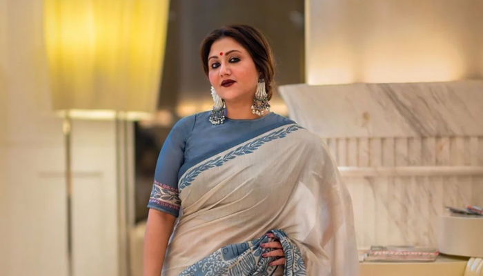 এখন সব বিপ্লব সোশ্যাল মিডিয়ায় হয় : স্বস্তিকা মুখার্জি এখন সব বিপ্লব সোশ্যাল মিডিয়ায় হয় : স্বস্তিকা মুখার্জি