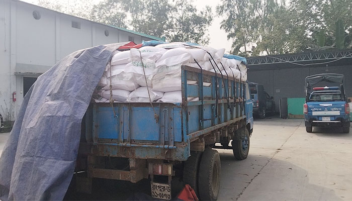 রংপুরে আটক হওয়া সরকারি সার নিয়ে রহস্যের জট খুলছে না রংপুরে আটক হওয়া সরকারি সার নিয়ে রহস্যের জট খুলছে না