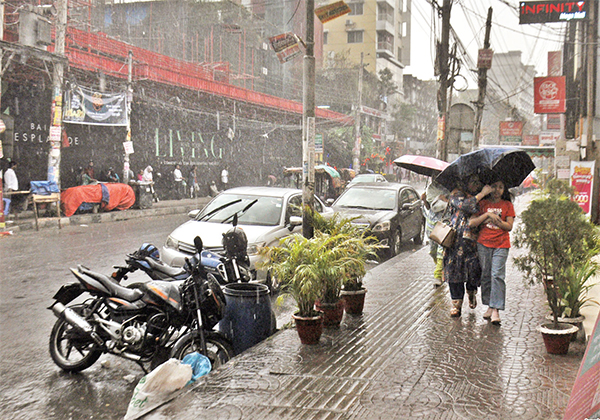 বৃষ্টিতে নগরজীবনে স্বস্তি