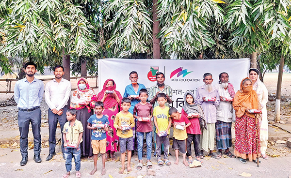 এমটিবি ফাউন্ডেশনের উদ্যোগে সুবিধাবঞ্চিত মানুষের মধ্যে ইফতার বিতরণ