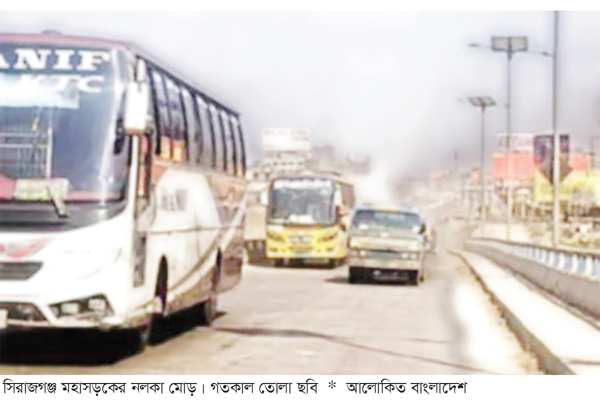 মহাসড়কে যানবাহনের চাপ বাড়ছে মহাসড়কে যানবাহনের চাপ বাড়ছে