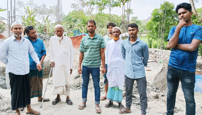 পৈত্রিক সম্পত্তিতে নির্মাণ কাজে বাধা দেওয়ায় থানায় অভিযোগ পৈত্রিক সম্পত্তিতে নির্মাণ কাজে বাধা দেওয়ায় থানায় অভিযোগ