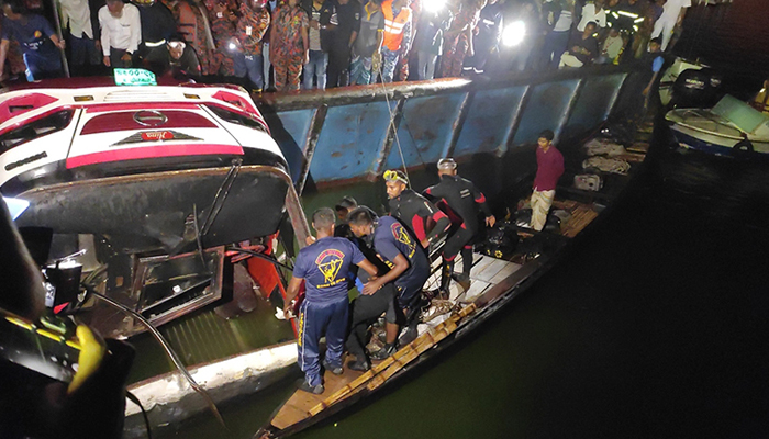 দৌলতদিয়ায় বাসডুবির ঘটনায় প্রাণহানি বেড়ে ১৯ দৌলতদিয়ায় বাসডুবির ঘটনায় প্রাণহানি বেড়ে ১৯