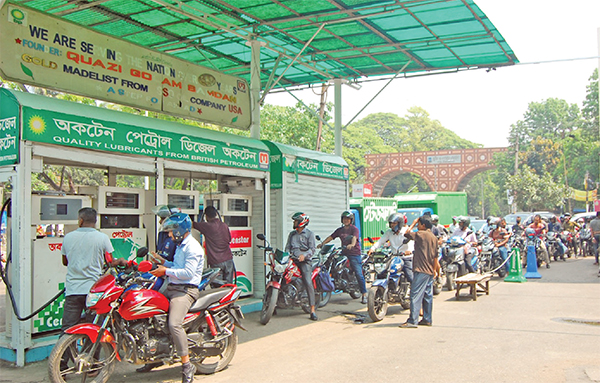 পেট্রল পাম্পগুলোতে মোটর গ্রাহকদের দীর্ঘ লাইন পেট্রল পাম্পগুলোতে মোটর গ্রাহকদের দীর্ঘ লাইন