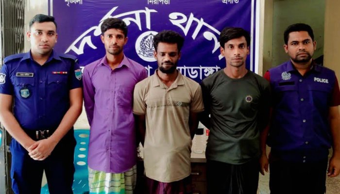 দর্শনায় পুলিশের অভিযানে গ্রেপ্তার ৩ দর্শনায় পুলিশের অভিযানে গ্রেপ্তার ৩