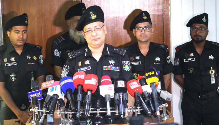 সিরাজগঞ্জে বিপুল পরিমাণ জাল টাকা ও মাদকসহ গ্রেপ্তার ৫ সিরাজগঞ্জে বিপুল পরিমাণ জাল টাকা ও মাদকসহ গ্রেপ্তার ৫