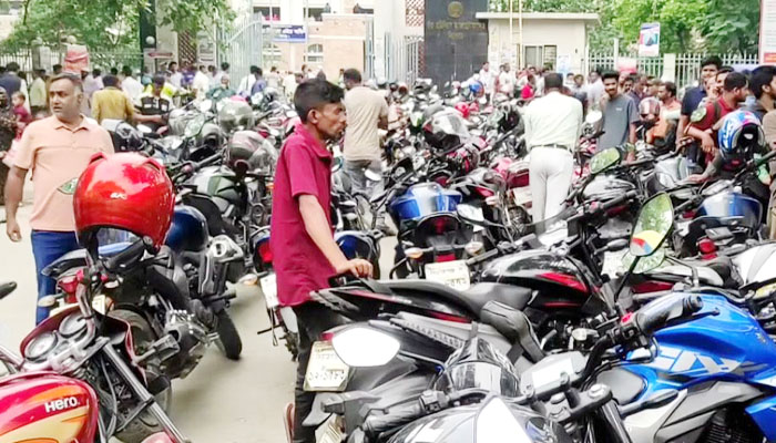 সিরাজগঞ্জে ফুয়েল কার্ড বিতরণ শুরু, চালকদের দীর্ঘ লাইন সিরাজগঞ্জে ফুয়েল কার্ড বিতরণ শুরু, চালকদের দীর্ঘ লাইন