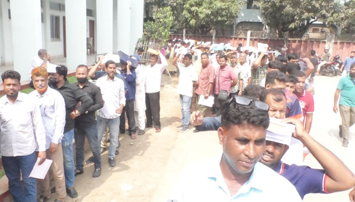 চুয়াডাঙ্গায় ‘ফুয়েল কার্ড’ বিতরণের সময় বাড়লো আরও দুইদিন চুয়াডাঙ্গায় ‘ফুয়েল কার্ড’ বিতরণের সময় বাড়লো আরও দুইদিন