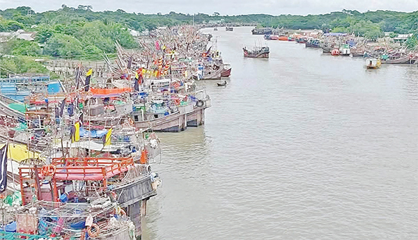 তেল সংকটে সাগরে মাছ শিকার বন্ধ