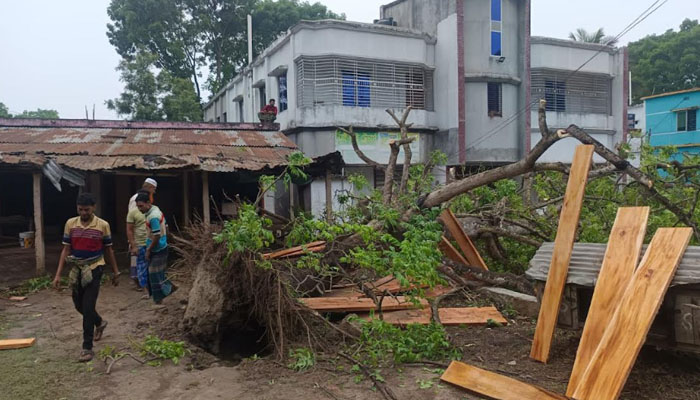 চুয়াডাঙ্গায় কালবৈশাখী ঝড়ে ছাদ থেকে পড়ে বৃদ্ধের মৃত্যু চুয়াডাঙ্গায় কালবৈশাখী ঝড়ে ছাদ থেকে পড়ে বৃদ্ধের মৃত্যু