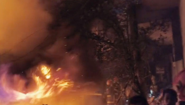 তুরাগে বস্তিতে আগুন নিয়ন্ত্রণে এনেছে ফায়ার সার্ভিস তুরাগে বস্তিতে আগুন নিয়ন্ত্রণে এনেছে ফায়ার সার্ভিস