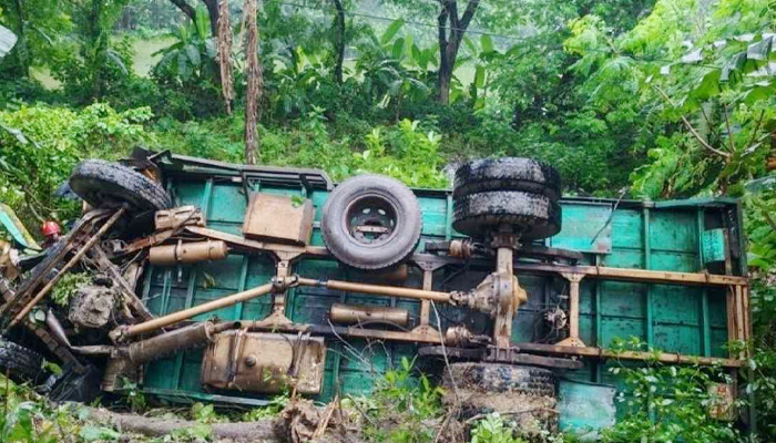 কুমিল্লায় ট্রাক খাদে পড়ে নিহত ৭ কুমিল্লায় ট্রাক খাদে পড়ে নিহত ৭