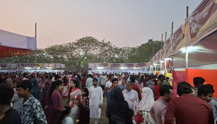 তৃতীয় দিনে শহীদ আবু সাঈদ বইমেলায় উপচে পড়া ভিড় তৃতীয় দিনে শহীদ আবু সাঈদ বইমেলায় উপচে পড়া ভিড়