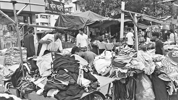 উচ্ছেদে থামে না দখল : ফুটপাতে হকারদের জীবিকার বাস্তবতা উচ্ছেদে থামে না দখল : ফুটপাতে হকারদের জীবিকার বাস্তবতা