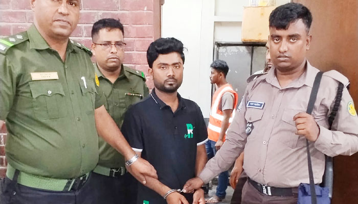 আনসারের হাতে ছিনতাইকারী আটক, স্বর্ণালঙ্কার মালিককে ফেরত আনসারের হাতে ছিনতাইকারী আটক, স্বর্ণালঙ্কার মালিককে ফেরত