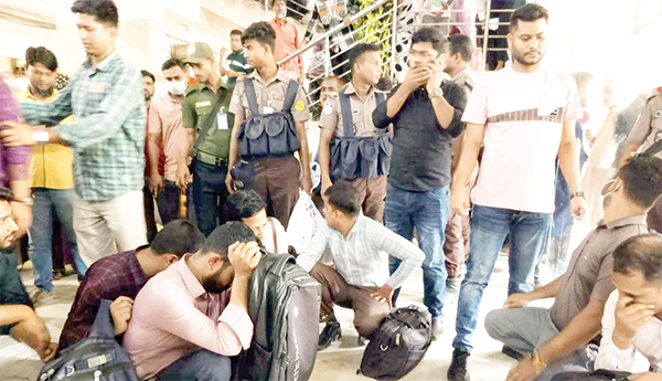 ঢাকা মেডিকেল কলেজ হাসপাতালে যৌথ অভিযান চালিয়ে ৬০ দালালকে আটক করেছে পুলিশ