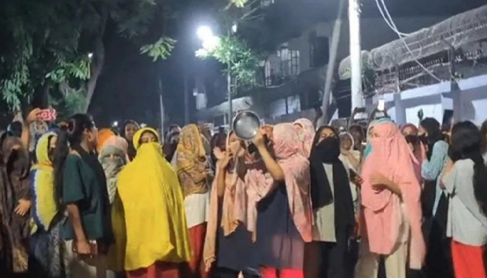 রাজনীতি নিষিদ্ধের দাবিতে মধ্যরাতে ইডেন কলেজে বিক্ষোভ রাজনীতি নিষিদ্ধের দাবিতে মধ্যরাতে ইডেন কলেজে বিক্ষোভ