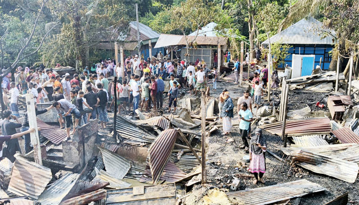 চাঁদপুরে আগুনে পুড়ল ২০ বসতঘর, পথে ১১ পরিবার চাঁদপুরে আগুনে পুড়ল ২০ বসতঘর, পথে ১১ পরিবার