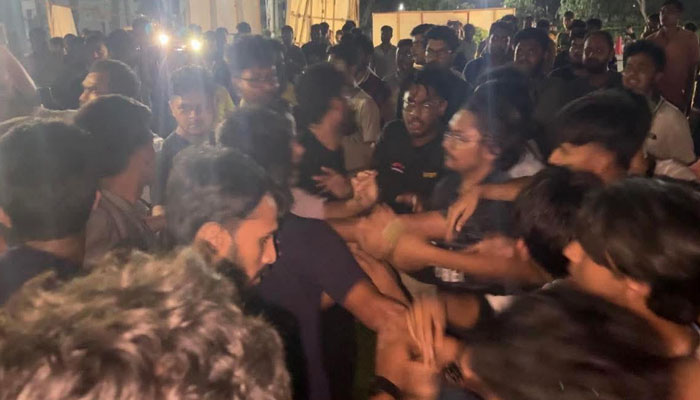 ইবির বাসে মারধরের ঘটনায় দফায় দফায় সংঘর্ষ ইবির বাসে মারধরের ঘটনায় দফায় দফায় সংঘর্ষ