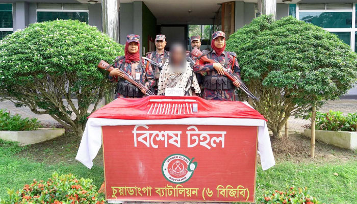 চুয়াডাঙ্গায় ৪ কেজি রুপার গয়নাসহ নারী আটক চুয়াডাঙ্গায় ৪ কেজি রুপার গয়নাসহ নারী আটক