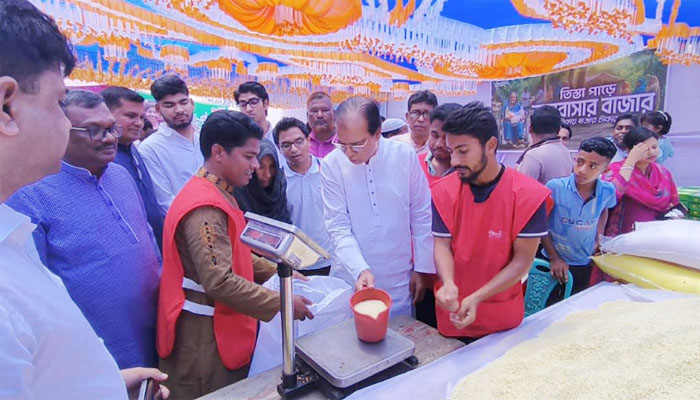 তিস্তাপাড়ে ‘এক টাকায় ঈদের বাজার’ উদ্বোধন করলেন ত্রাণমন্ত্রী তিস্তাপাড়ে ‘এক টাকায় ঈদের বাজার’ উদ্বোধন করলেন ত্রাণমন্ত্রী