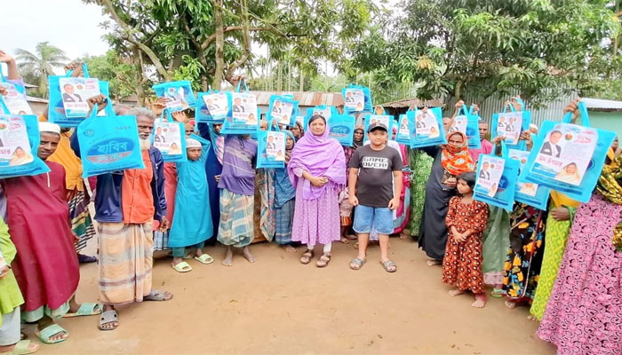 ব্যারিস্টার কায়সার কামালের দিকনির্দেশনায় দুর্গাপুরে ঈদ উপহার বিতরণ ব্যারিস্টার কায়সার কামালের দিকনির্দেশনায় দুর্গাপুরে ঈদ উপহার বিতরণ