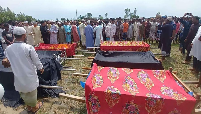 টাঙ্গাইলে সড়ক দুর্ঘটনায় নিহত নওগাঁর ১১ জনের জানাজা ও দাফন সম্পন্ন টাঙ্গাইলে সড়ক দুর্ঘটনায় নিহত নওগাঁর ১১ জনের জানাজা ও দাফন সম্পন্ন