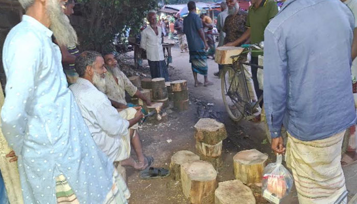 ঈদ সামনে রেখে ঈশ্বরদীতে বাজারে খাইট্টা বিক্রির ধুম ঈদ সামনে রেখে ঈশ্বরদীতে বাজারে খাইট্টা বিক্রির ধুম