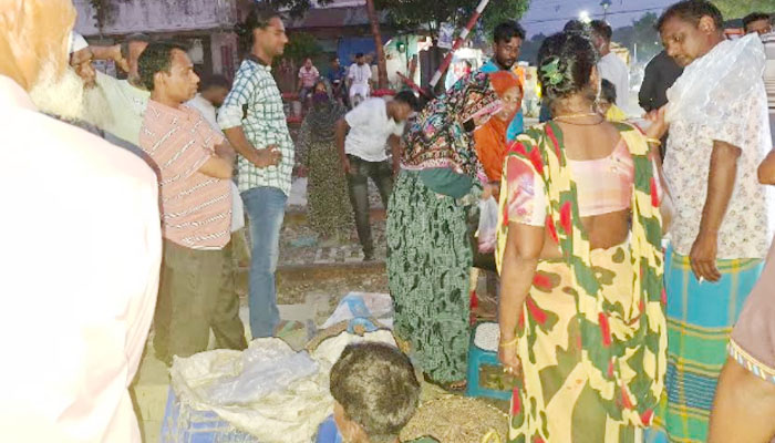 ঈশ্বরদীতে দান পাওয়া কোরবানির মাংস বিক্রিতে ব্যস্ত হতদরিদ্ররা ঈশ্বরদীতে দান পাওয়া কোরবানির মাংস বিক্রিতে ব্যস্ত হতদরিদ্ররা
