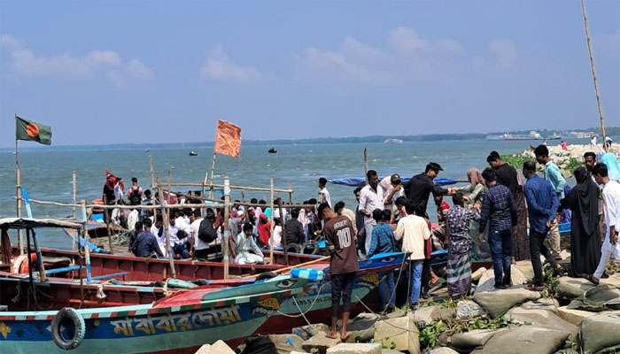 ঈদে দর্শনার্থীদের ভিড়ে মুখর চাঁদপুরের তিন নদীর মোহনা ঈদে দর্শনার্থীদের ভিড়ে মুখর চাঁদপুরের তিন নদীর মোহনা