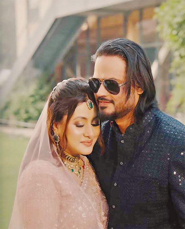 নতুন বউয়ের সাজে স্বামীর সঙ্গে পূর্ণিমা নতুন বউয়ের সাজে স্বামীর সঙ্গে পূর্ণিমা