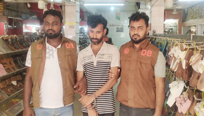 রাজবাড়ীতে জুতার দোকানে অভিযান, ইয়াবাসহ কর্মচারী আটক রাজবাড়ীতে জুতার দোকানে অভিযান, ইয়াবাসহ কর্মচারী আটক