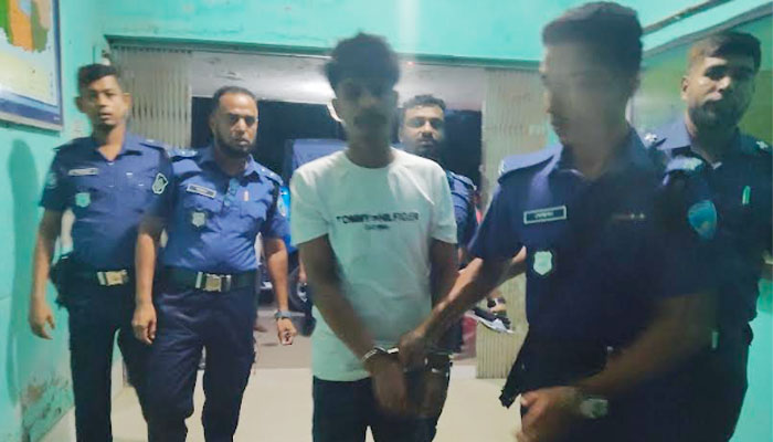 নোয়াখালীতে ৩ বিদেশি পিস্তল, গুলি ও ম্যাগাজিনসহ যুবক আটক নোয়াখালীতে ৩ বিদেশি পিস্তল, গুলি ও ম্যাগাজিনসহ যুবক আটক