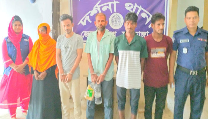 দামুড়হুদায় রাতভর পুলিশের অভিযান, নারীসহ আটক ৫ দামুড়হুদায় রাতভর পুলিশের অভিযান, নারীসহ আটক ৫