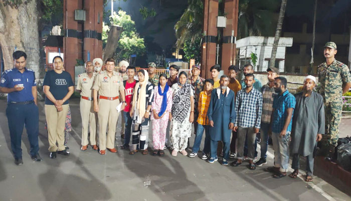 বেনাপোল দিয়ে ট্রাভেল পারমিটে ভারত থেকে ফিরলেন ১৪ বাংলাদেশি বেনাপোল দিয়ে ট্রাভেল পারমিটে ভারত থেকে ফিরলেন ১৪ বাংলাদেশি