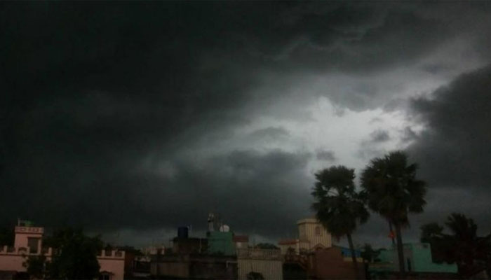 রাতের মধ্যে ঢাকাসহ ১৭ জেলায় ৬০ কিমি বেগে ঝড়ের আভাস রাতের মধ্যে ঢাকাসহ ১৭ জেলায় ৬০ কিমি বেগে ঝড়ের আভাস