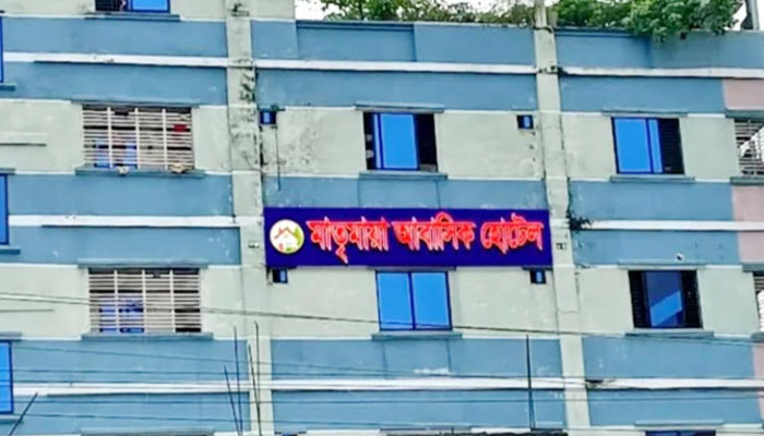 হাজীগঞ্জে আবাসিক হোটেলে পুলিশের অভিযান, মালিক-ছেলেসহ আটক ৫ হাজীগঞ্জে আবাসিক হোটেলে পুলিশের অভিযান, মালিক-ছেলেসহ আটক ৫