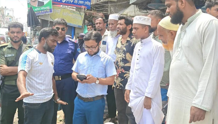 হাজীগঞ্জ বাজারে ফুটপাত দখলমুক্ত করতে অভিযান, ৩ প্রতিষ্ঠানকে জরিমানা হাজীগঞ্জ বাজারে ফুটপাত দখলমুক্ত করতে অভিযান, ৩ প্রতিষ্ঠানকে জরিমানা