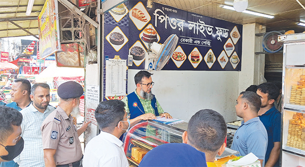 রাজশাহীতে বিএসটিআইর অনুমোদনহীন লাইভ বেকারিকে জরিমানা রাজশাহীতে বিএসটিআইর অনুমোদনহীন লাইভ বেকারিকে জরিমানা