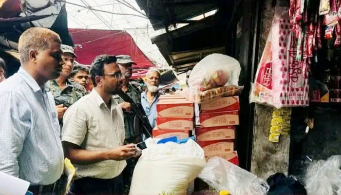 সিরাজগঞ্জে বেশি দামে সিগারেট বিক্রি, ২ ব্যবসায়ীকে জরিমানা সিরাজগঞ্জে বেশি দামে সিগারেট বিক্রি, ২ ব্যবসায়ীকে জরিমানা