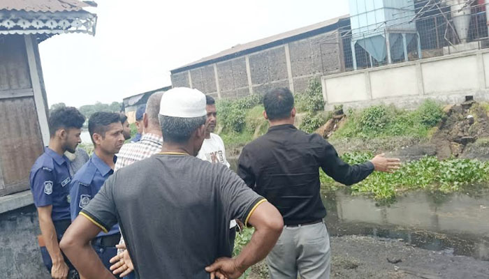 চাঁদপুরে খাল দূষণ করায় ৩ রাইস মিল মালিককে জরিমানা চাঁদপুরে খাল দূষণ করায় ৩ রাইস মিল মালিককে জরিমানা
