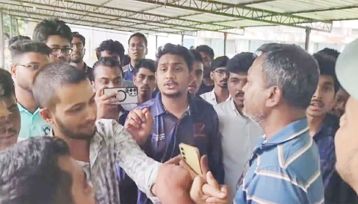 রাবিতে র্যাগিংয়ের ভিডিও করায় সাংবাদিক-রাকসু নেতাদের মারধর রাবিতে র্যাগিংয়ের ভিডিও করায় সাংবাদিক-রাকসু নেতাদের মারধর