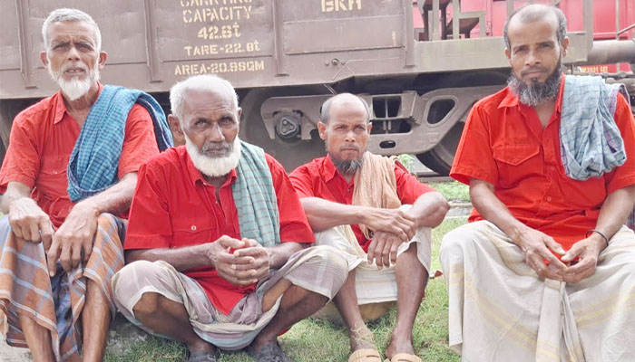 পাবনা-ঢাকা ট্রেন চালুর আশায় ঈশ্বরদীর লাল কুলিরা পাবনা-ঢাকা ট্রেন চালুর আশায় ঈশ্বরদীর লাল কুলিরা