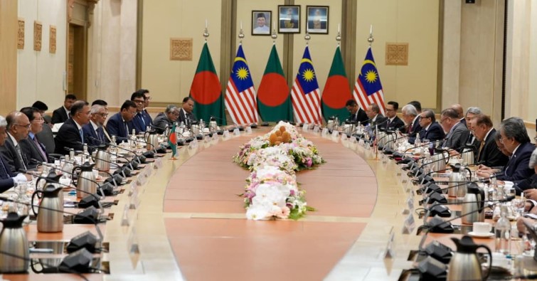 মালয়েশিয়ার প্রধানমন্ত্রীর সঙ্গে দ্বিপাক্ষিক বৈঠকে তারেক রহমান মালয়েশিয়ার প্রধানমন্ত্রীর সঙ্গে দ্বিপাক্ষিক বৈঠকে তারেক রহমান