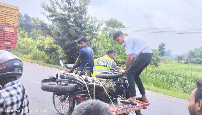 ফরিদপুরে বাসের ধাক্কায় প্রাণ গেল ইউনিয়ন পরিষদ সচিবের ফরিদপুরে বাসের ধাক্কায় প্রাণ গেল ইউনিয়ন পরিষদ সচিবের