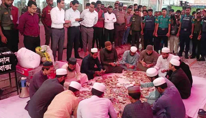 শাহজালালের মাজারের দানবাক্সে মিললো স্বর্ণসহ সাড়ে ১৭ লাখ টাকা শাহজালালের মাজারের দানবাক্সে মিললো স্বর্ণসহ সাড়ে ১৭ লাখ টাকা