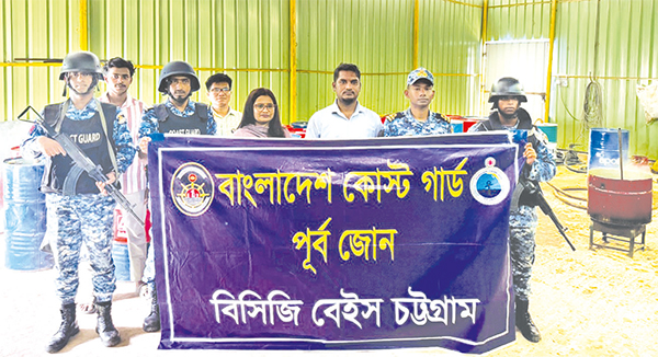 কোস্ট গার্ডের যৌথ অভিযানে বিপুল পরিমাণ ভেজাল লুব অয়েল জব্দ কোস্ট গার্ডের যৌথ অভিযানে বিপুল পরিমাণ ভেজাল লুব অয়েল জব্দ