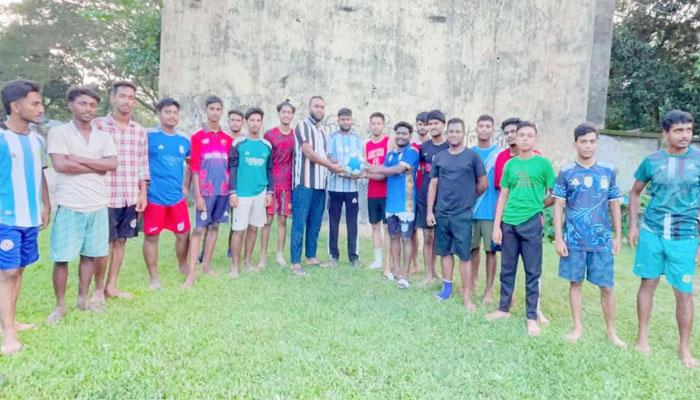 দুর্গাপুরে যুবকদের ক্রীড়ামুখী করতে সরঞ্জাম বিতরণ করলেন কাউন্সিলর প্রার্থী দুর্গাপুরে যুবকদের ক্রীড়ামুখী করতে সরঞ্জাম বিতরণ করলেন কাউন্সিলর প্রার্থী