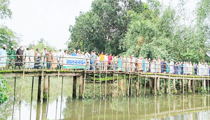 দুর্গাপুরে ধ্বসে পড়া কালভার্টে ব্রিজ নির্মাণের দাবিতে মানববন্ধন দুর্গাপুরে ধ্বসে পড়া কালভার্টে ব্রিজ নির্মাণের দাবিতে মানববন্ধন